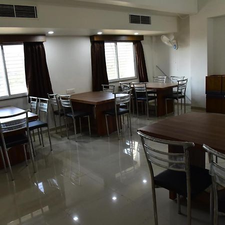 Hotel Bhakt Niwas Shegaon Exteriör bild