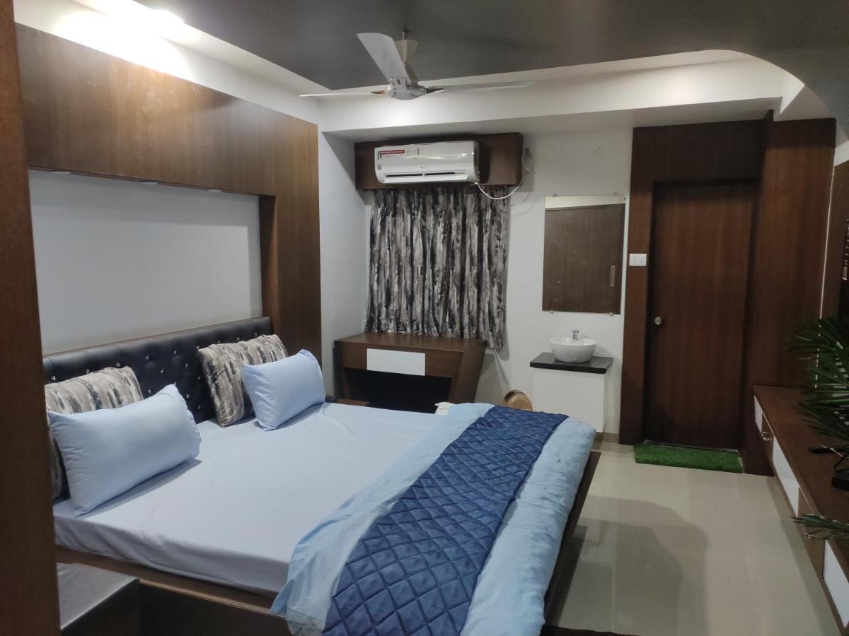 Hotel Bhakt Niwas Shegaon Exteriör bild